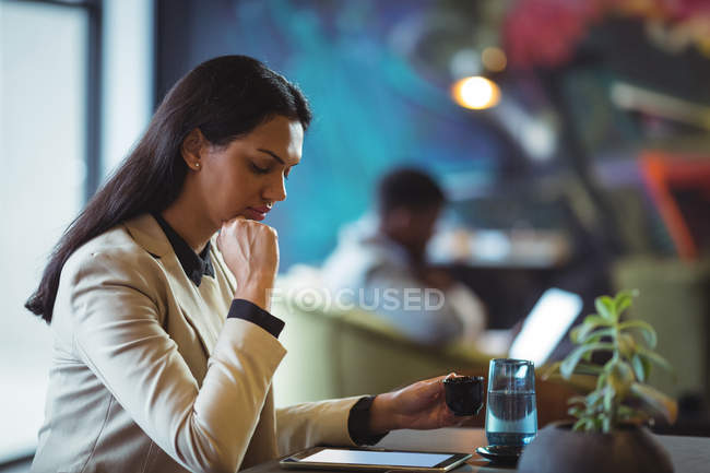Бізнес-леді використовуючи цифровий планшет в офісі — стокове фото