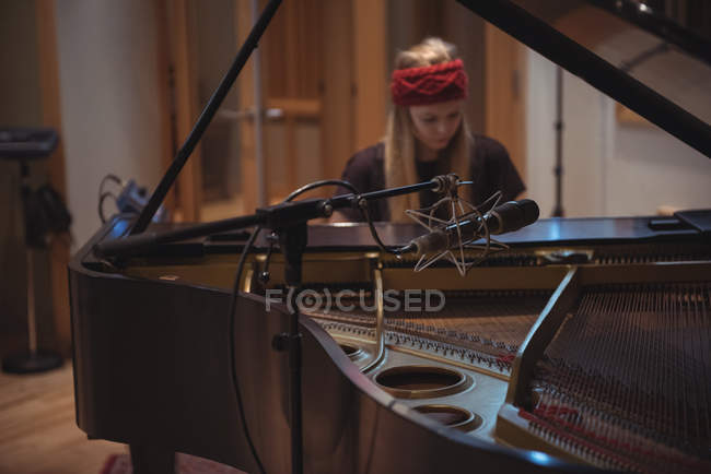 Жінка грає на піаніно в музичній студії — стокове фото