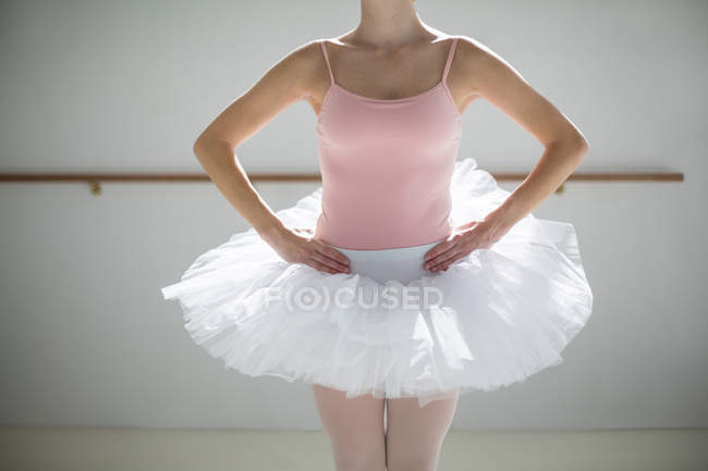 Середина балерини, що практикує балетний танець у балетній студії — стокове фото