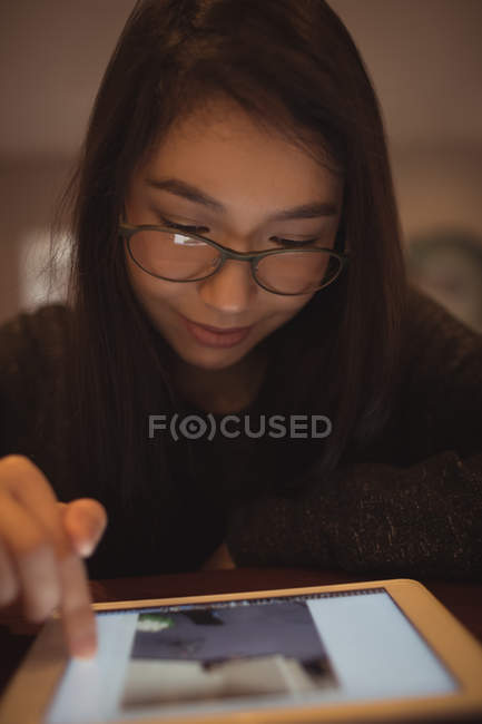 Bella donna che utilizza tablet digitale a casa — Foto stock