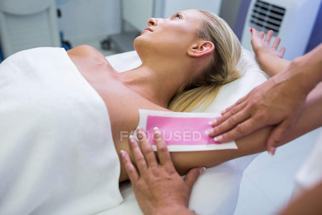 Woman getting armpit hair removal at beauty salon — Stock Photo