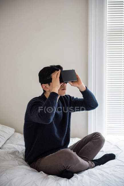 Man using virtual reality headset in bedroom at home — Stock Photo