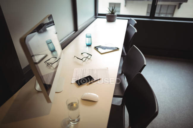 Пустой стол офиса с личными вещами на столе в офисе — стоковое фото
