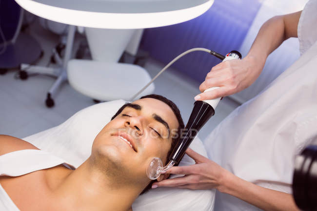 Dermatologe führt Laser-Haarentfernung auf Patientengesicht in Klinik durch — Stockfoto