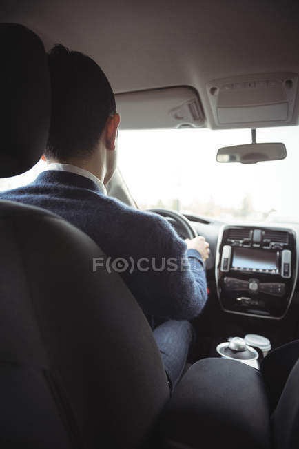 Visão traseira do homem dirigindo carro elétrico — Fotografia de Stock