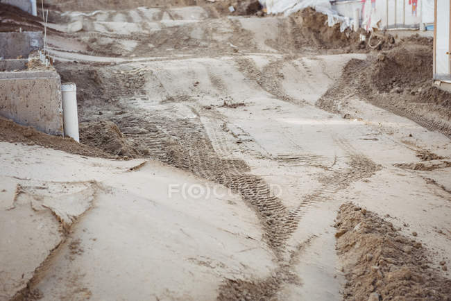 След от шин на грязи на строительной площадке — стоковое фото