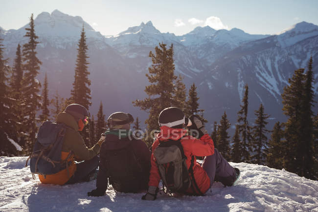 Trois skieurs se relaxent sur la montagne de neige en hiver — Photo de stock