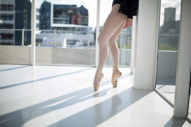 Bassa sezione di ballerina che pratica danza classica in studio — Foto stock