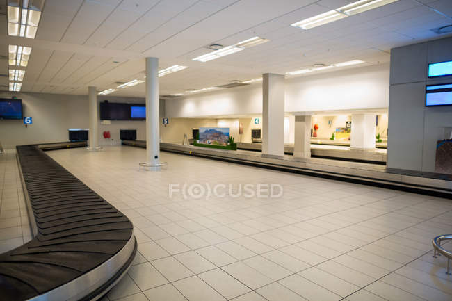 Carrusel de equipaje vacío en el aeropuerto - foto de stock