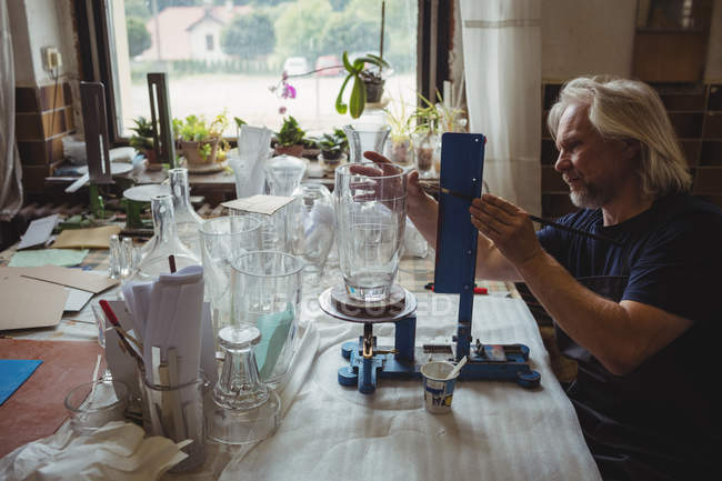 Стеклодув, работающий на стеклодувном заводе — стоковое фото