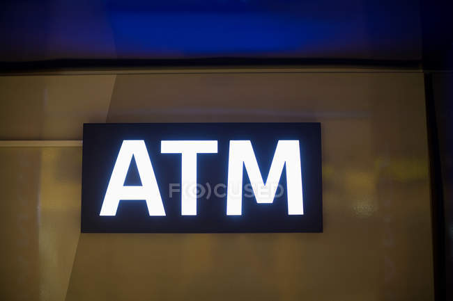 Close-up de ATM tabuleta no aeroporto — Fotografia de Stock