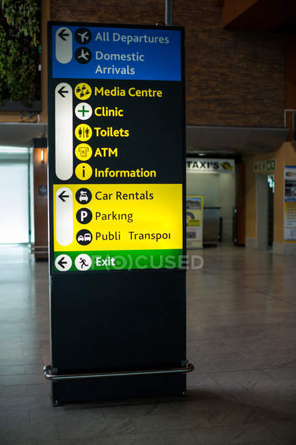 Primer plano del consejo de información en el aeropuerto - foto de stock