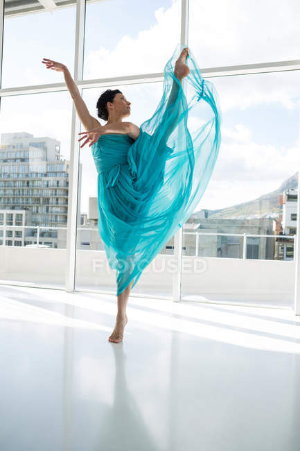 Dançarina praticando dança contemporânea no estúdio — Fotografia de Stock