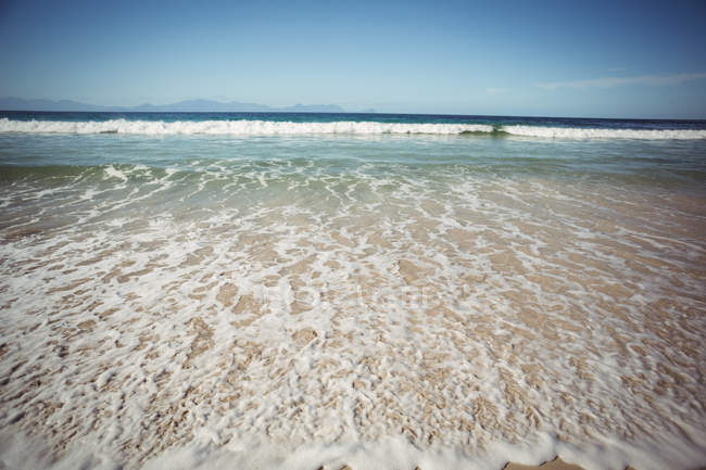 Прекрасний вид на морський пейзаж і піщаний пляж під хвилями — стокове фото