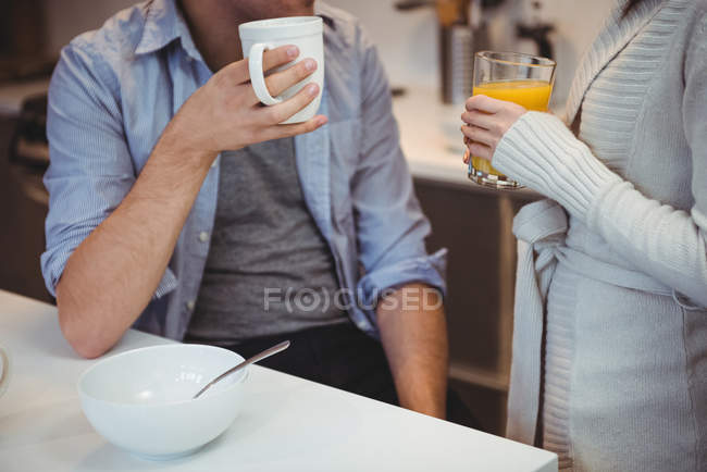 Casal tomando café da manhã juntos na cozinha em casa — Fotografia de Stock