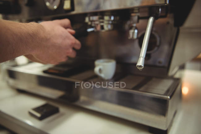 Mano di uomo che prepara il caffè a macchina del caffè nella caffetteria — Foto stock