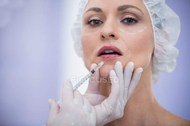 Ritratto di donna che riceve un'iniezione di botox in clinica — Foto stock