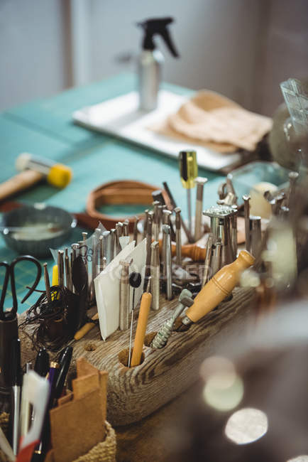 Различные рабочие инструменты на столе в мастерской — стоковое фото