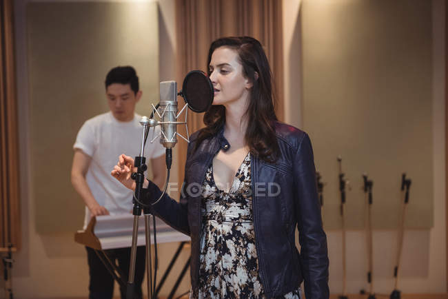 Mulher bonita cantando em estúdio de gravação — Fotografia de Stock