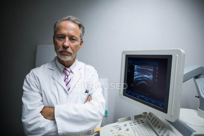 Ritratto di chirurgo che utilizza un dispositivo ad ultrasuoni in ospedale — Foto stock