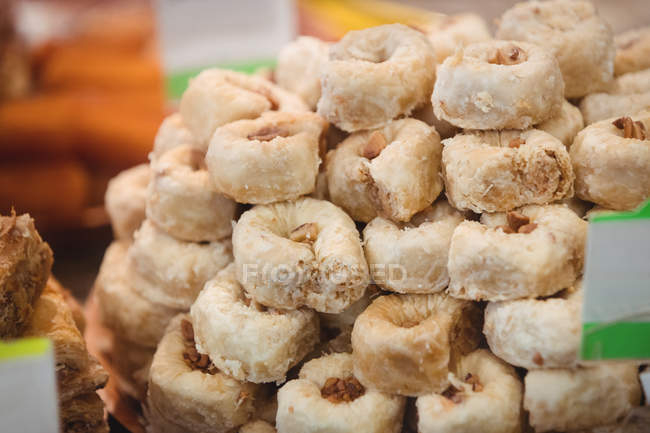 Primer plano de dulces turcos en bandeja en el mostrador en la tienda - foto de stock