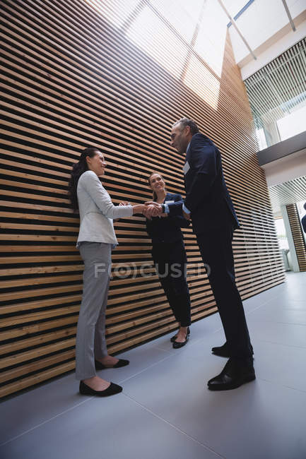 Les gens d'affaires prennent le thé et interagissent pendant les pauses au bureau — Photo de stock