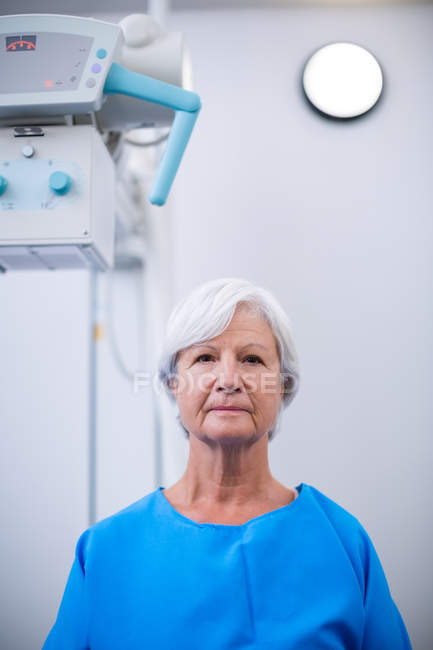 Портрет пожилой женщины, проходящей рентген в больнице — стоковое фото