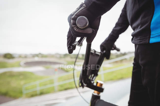 Radfahrer steht mit BMX-Rad an Startrampe im Skatepark — Stockfoto