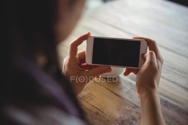 Mulher usando telefone celular no café — Fotografia de Stock