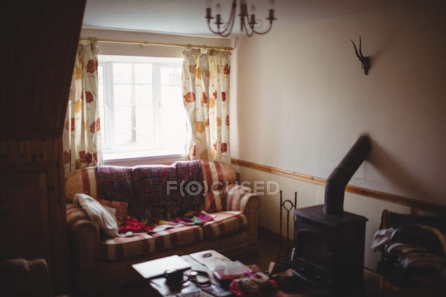 Vista interna del soggiorno moderno vuoto durante il giorno — Foto stock
