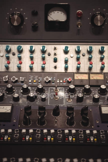 Primer plano del mezclador de sonido en un estudio de grabación - foto de stock