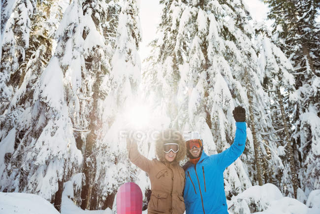 Щаслива пара лижників махає руками — стокове фото