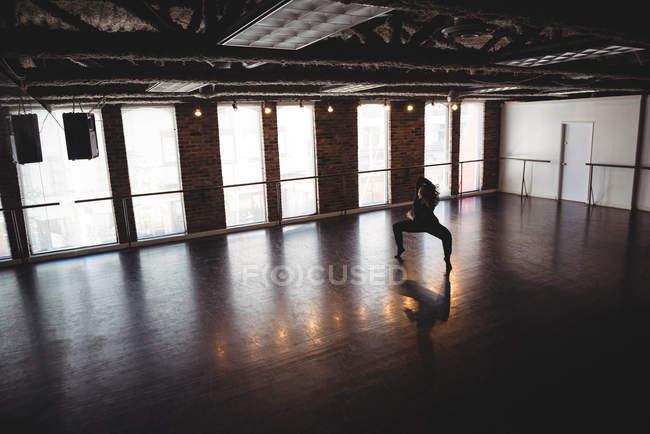 Молода жінка виконує сучасний танець в танцювальній студії — стокове фото