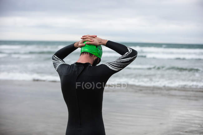 Visão traseira do atleta decepcionado segurando a cabeça — Fotografia de Stock
