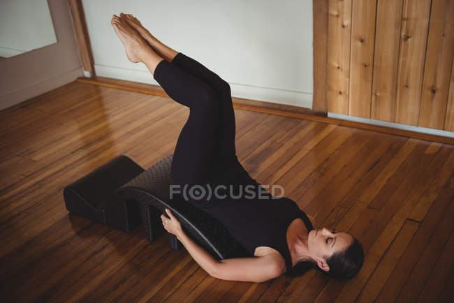 Mulher exercitando com ioga arco traseiro no estúdio de fitness — Fotografia de Stock