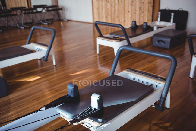 Machines de réformateur dans l'intérieur du studio de fitness vide — Photo de stock