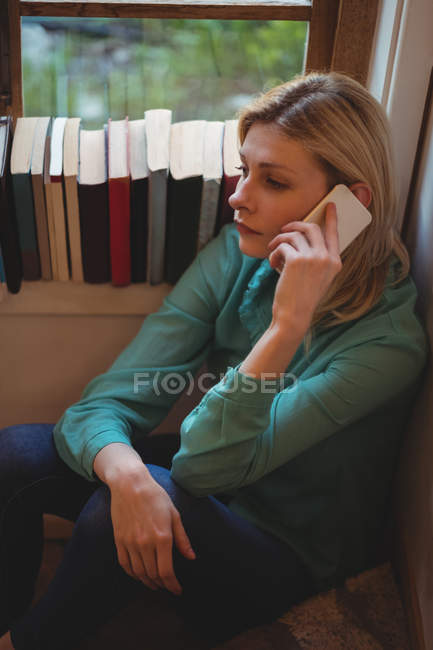 Красива жінка розмовляє по мобільному телефону вдома — стокове фото