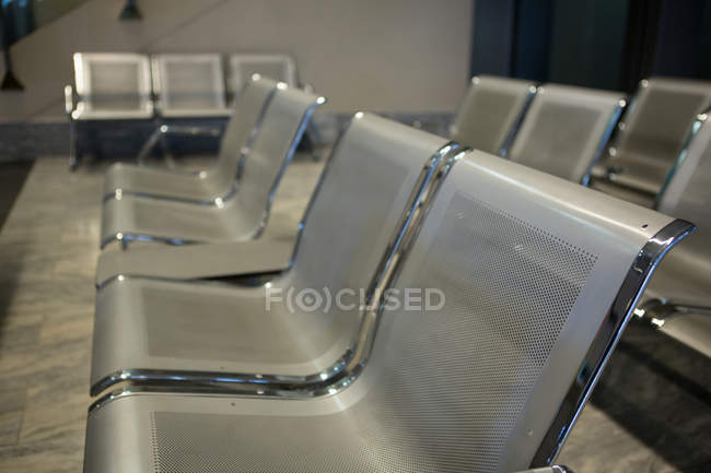 Assentos vazios na sala de espera do terminal do aeroporto — Fotografia de Stock