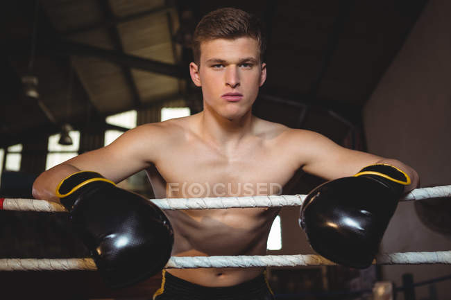 Портрет боксера, стоящего на ринге — стоковое фото