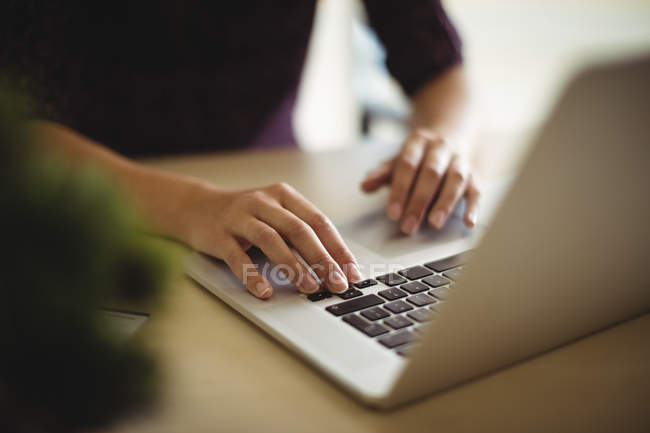 Mãos de empresária trabalhando no laptop no escritório — Fotografia de Stock