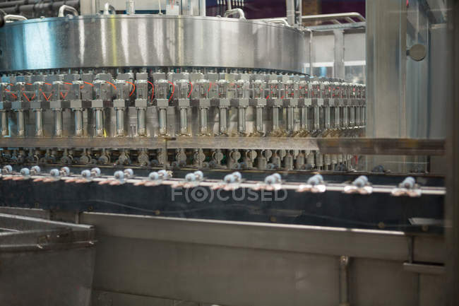 Línea de producción de maquinaria en fábrica de bebidas frías - foto de stock
