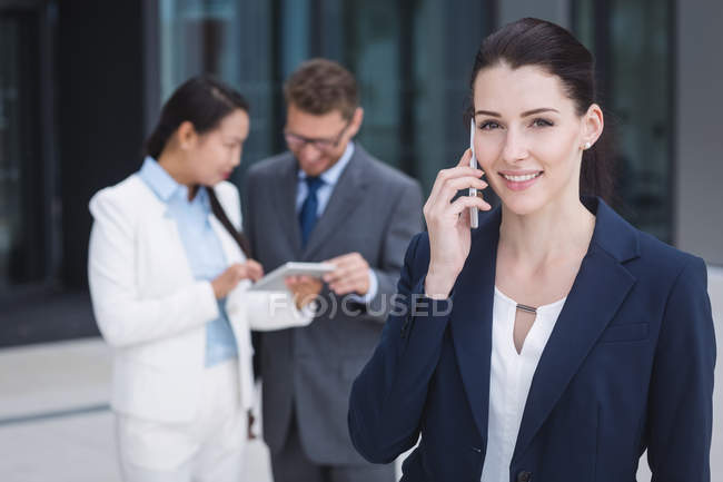 Empresária confiante falando no celular — Fotografia de Stock