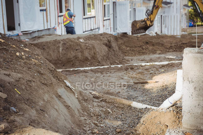 Construction worker working at construction site — Stock Photo
