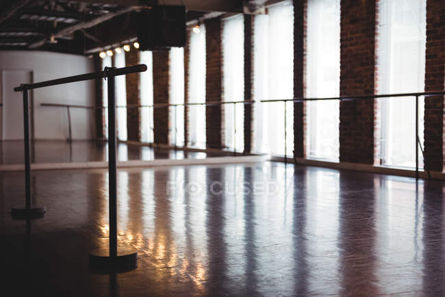 Porte-barre de ballet en studio de ballet — Photo de stock