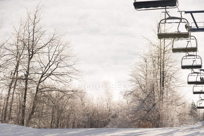 Impianti di risalita vuoti nella stazione sciistica durante l'inverno — Foto stock