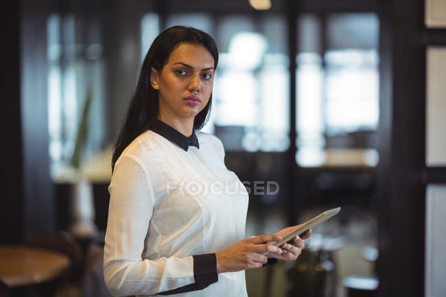 Femme d'affaires utilisant une tablette numérique au bureau — Photo de stock