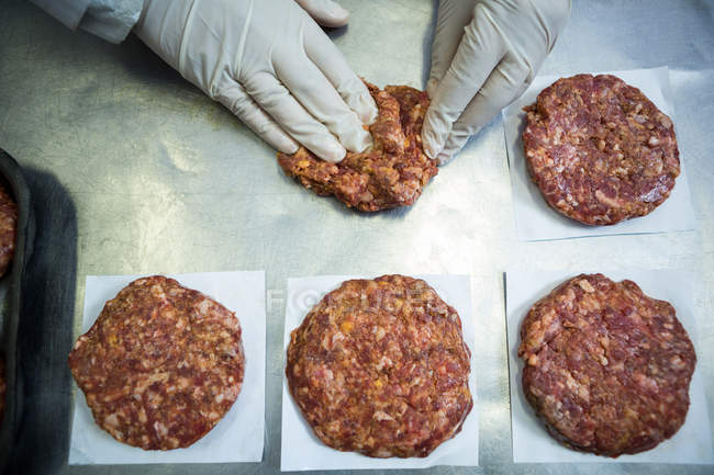Крупный план упаковки мясных пирожков на мясокомбинате — стоковое фото