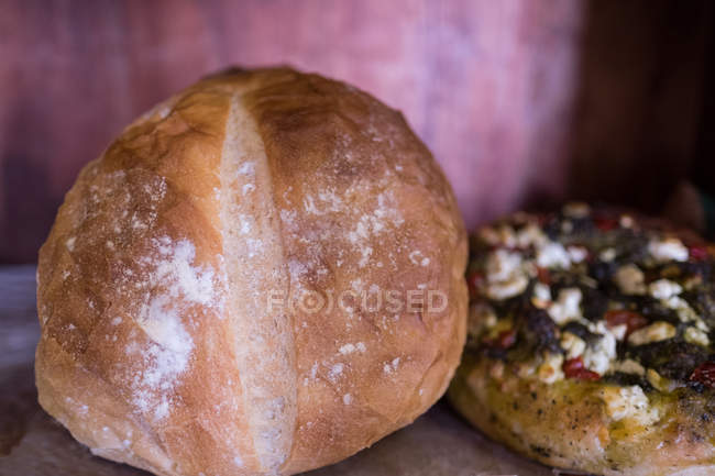 Primer plano del pan horneado - foto de stock