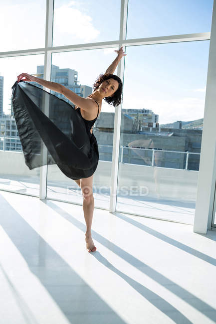 Portrait de danseuse pratiquant la danse en studio — Photo de stock