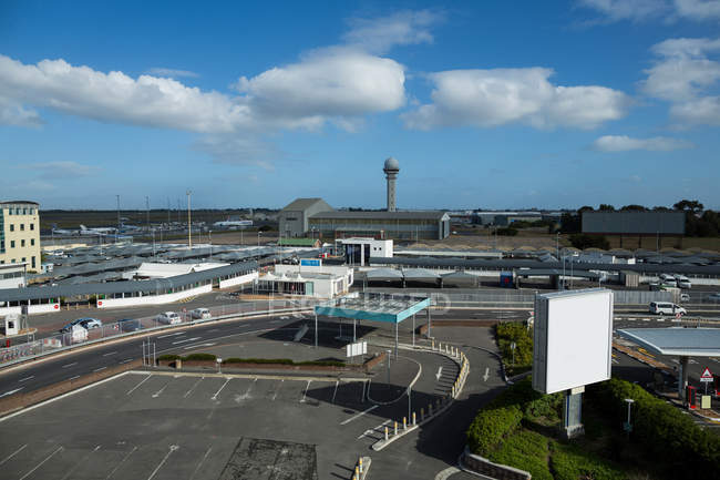 Área de estacionamento vazia no aeroporto — Fotografia de Stock